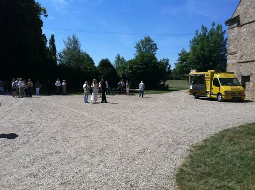 Service de pizzas au feu de bois pendant un événement