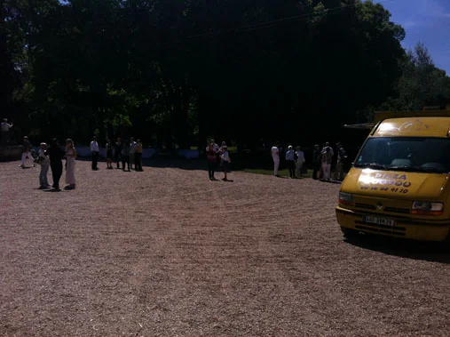 Invités réunis autour du camion Pizza Doudou