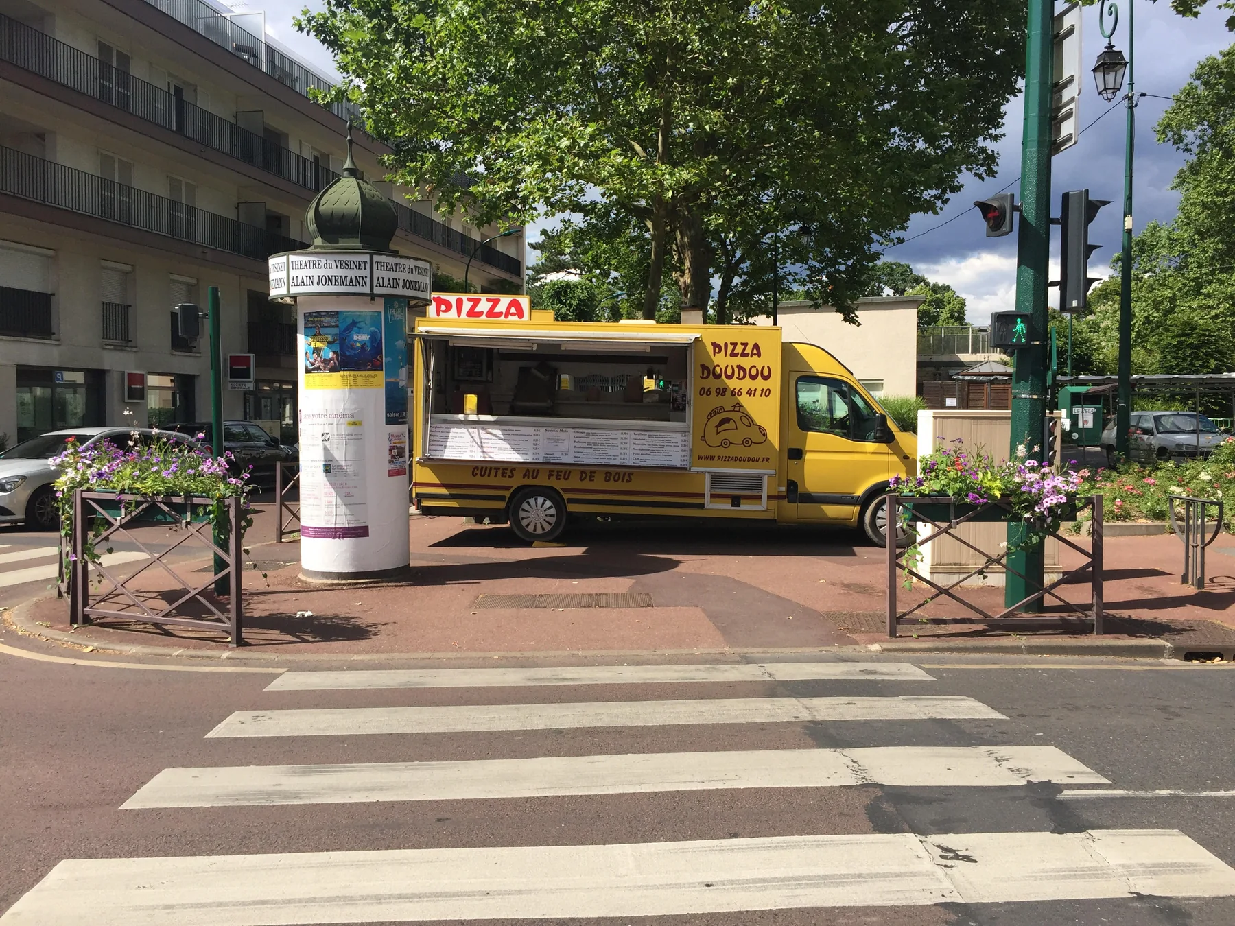 Le camion Pizza Doudou installé sur un emplacement