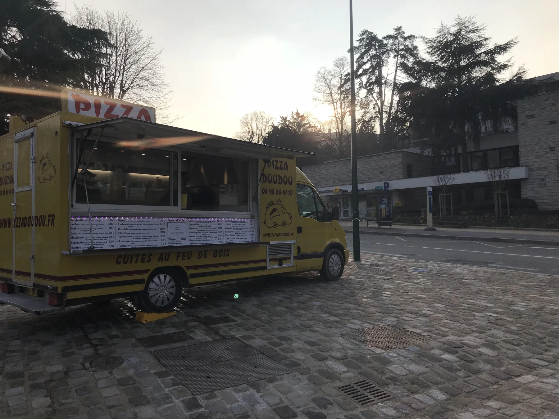 Le camion Pizza Doudou installé en soirée sur son emplacement