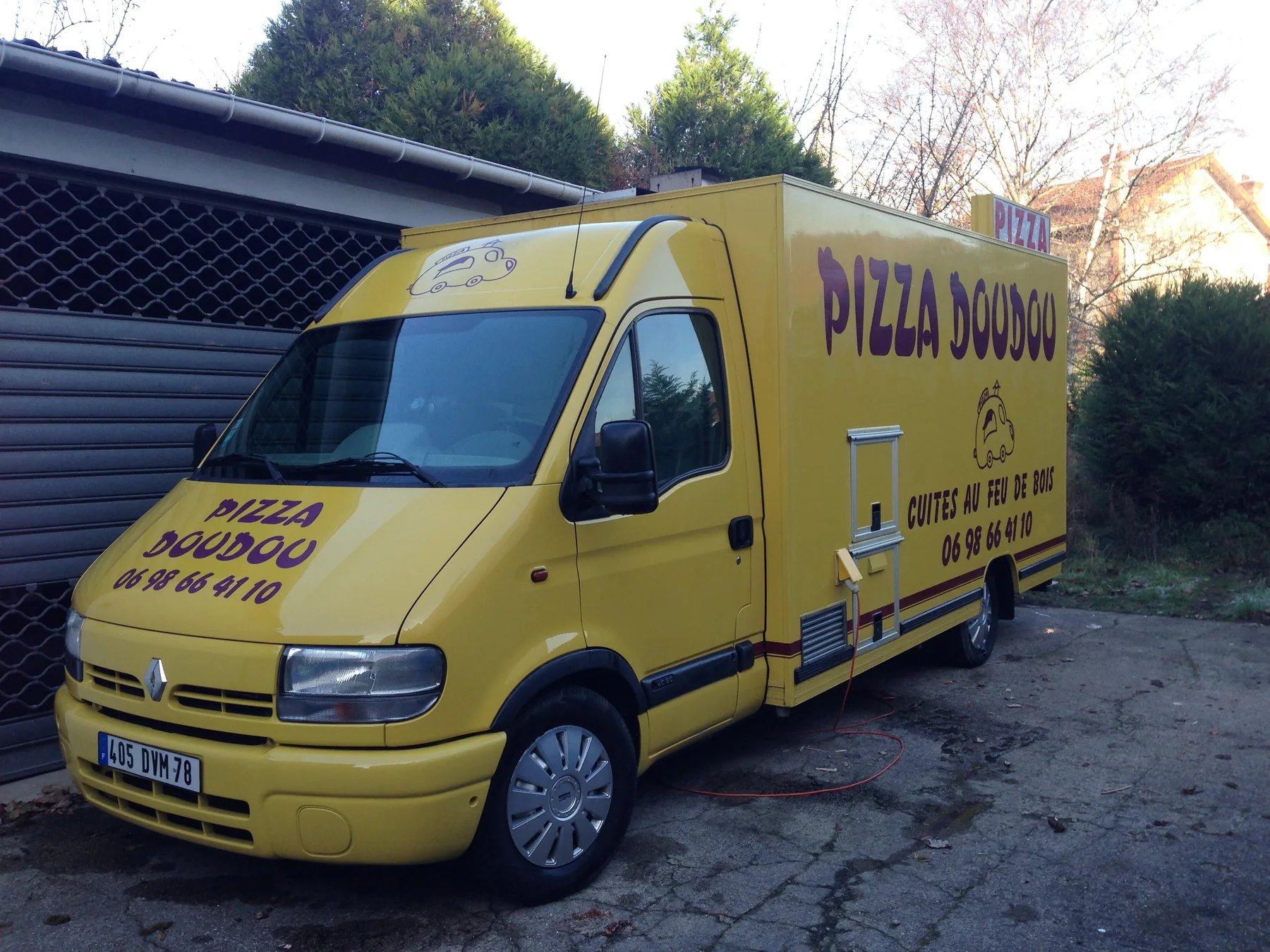 Le camion Pizza Doudou et son comptoir de service